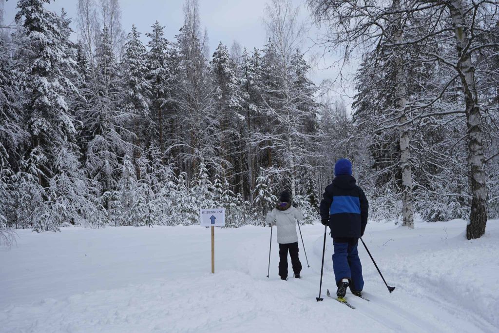 Kuvassa lapsia hiihtämässä